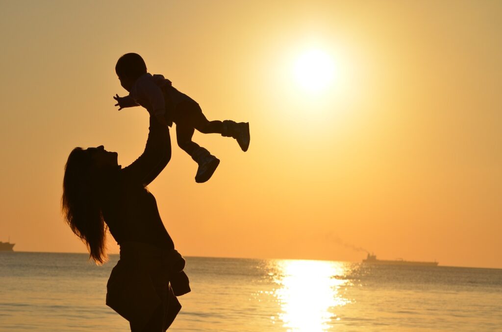 new year, mother, daughter, sunset, silhouette, dusk, sun, sunlight, sea, nature, ocean, love, affection, together, happiness, motherhood